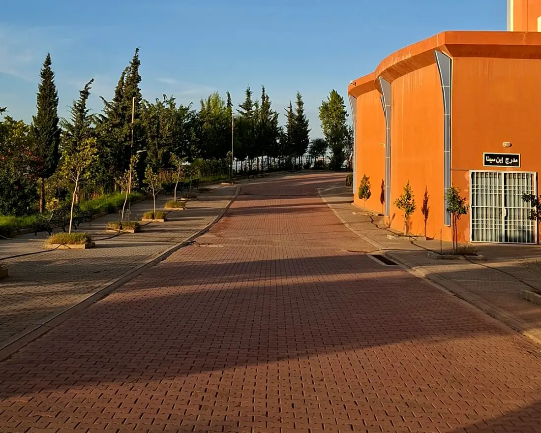 Voie pavée du campus longeant l’amphithéâtre