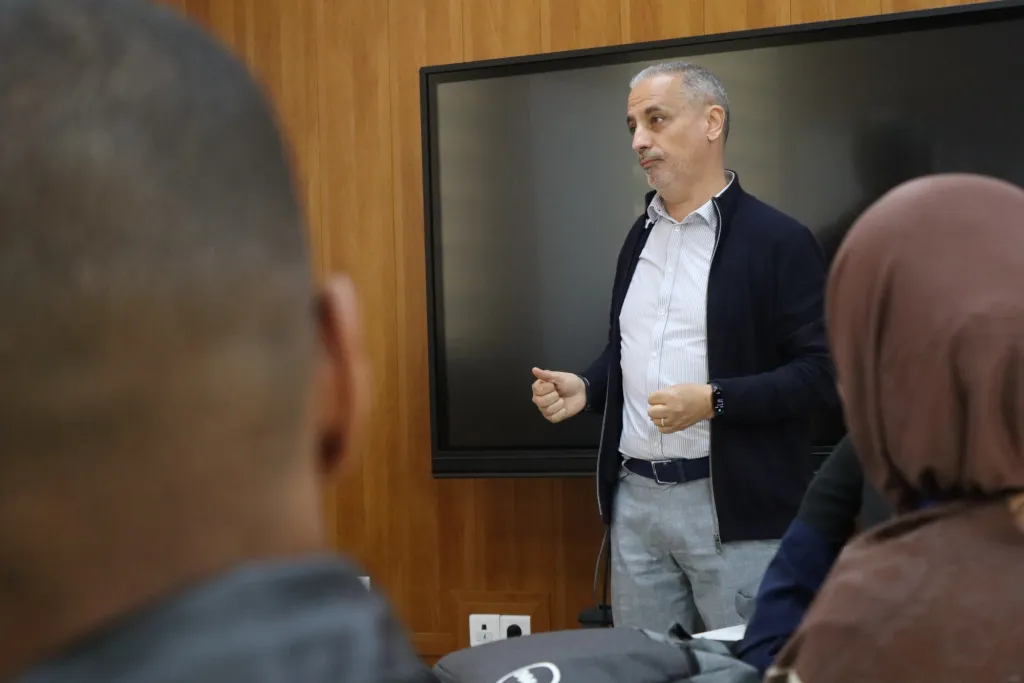 An expert talks with participants during a mentoring session